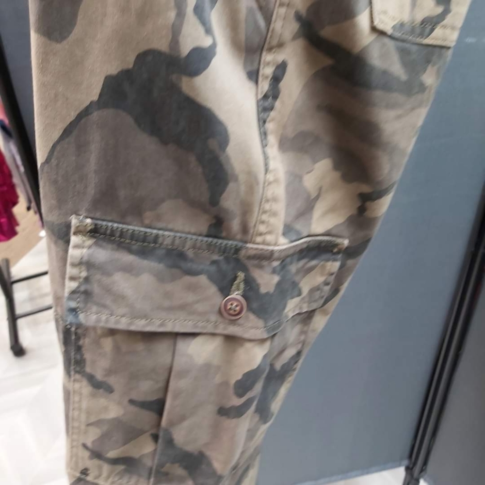 💢SOLD💢Men's CAMO Cargo Pants - Picture 4 of 11